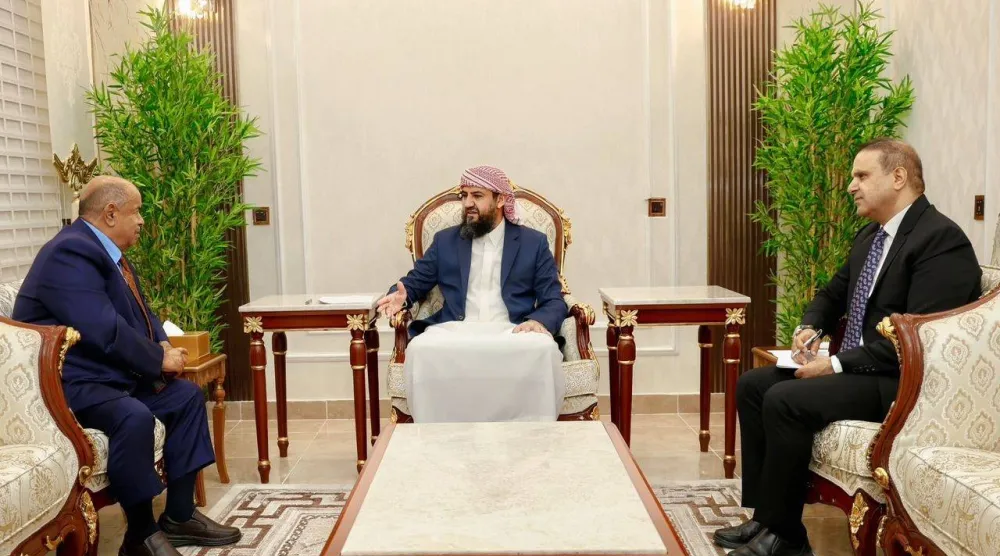 عضو مجلس القيادة عبد الرحمن أبو زرعة خلال لقاء سابق مع محافظ حضرموت بوجود المستشار جابر محمد (مكتب أبو زرعة)