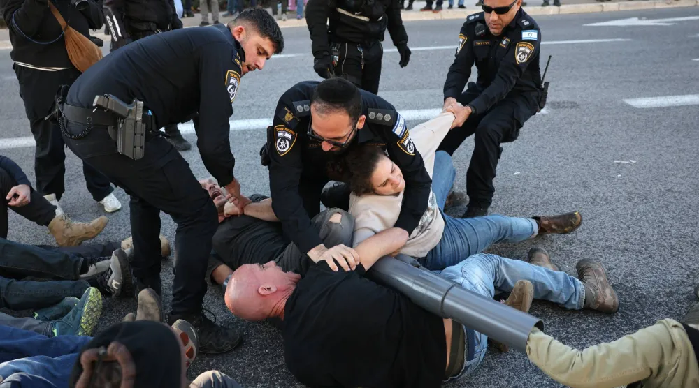 اعتقلت الشرطة الإسرائيلية متظاهرين مناهضين للحكومة قاموا بتقييد أنفسهم بالسلاسل في محاولة لإغلاق الطريق الرئيسي أمام المحكمة العليا الإسرائيلية في القدس (إ.ب.أ)