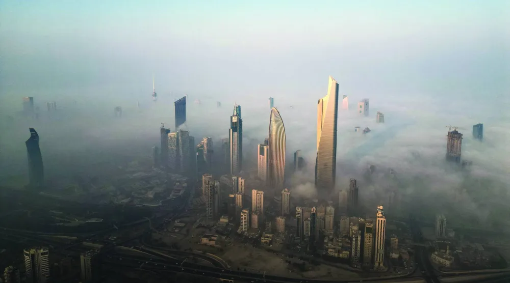 ناطحات السحاب وسط ضباب الصباح في مدينة الكويت (أ.ف.ب)