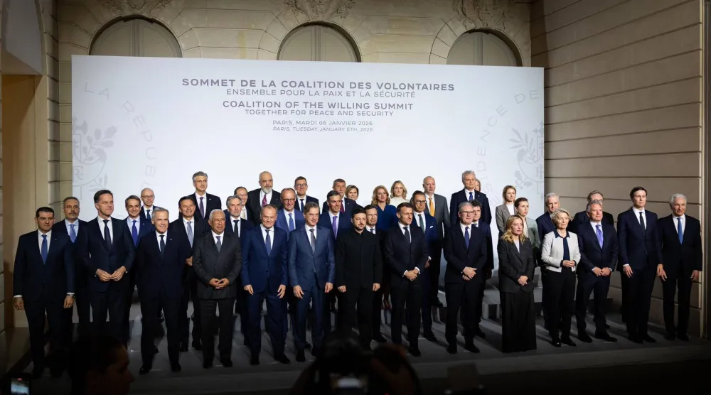 وزير الخارجية التركي هاكان فيدان في صورة تذكارية مع القادة والمسؤولين المشاركين في اجتماع «تحالف الراغبين» في باريس (الخارجية التركية)