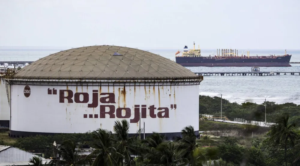 صورة لخزان منتجات بترولية تابع لشركة النفط الحكومية الفنزويلية (د.ب.إ)