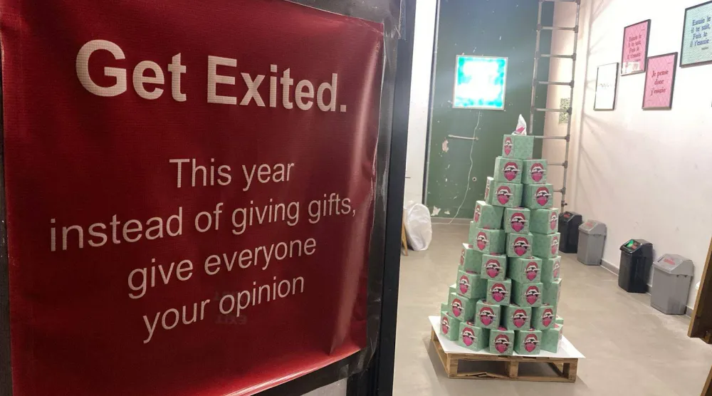 في هذا المعرض أدَّت اللافتات دور التشويش بدل الإرشاد (الشرق الأوسط)