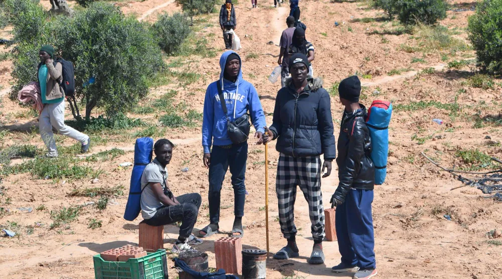 مهاجرون بضواحي مدينة صفاقس (أ.ف.ب)