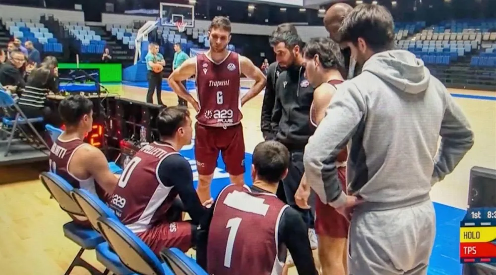 الفريق الإيطالي قبل اتخاذ قرار الانسحاب (تراباني شارك)