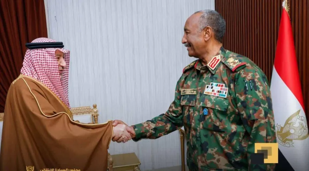 البرهان خلال استقباله وليد الخريجي نائب وزير الخارجية السعودي (مجلس السيادة)