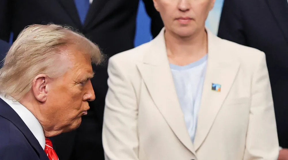 الرئيس الأميركي دونالد ترمب ورئيسة الوزراء الدنماركية ميتي فريدريكسن على هامش اجتماع لحلف شمال الأطلسي في لاهاي (أ.ب)