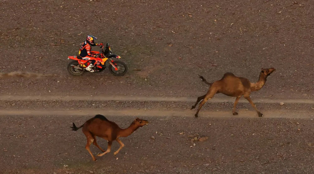 جمال تسابق أحد الدراجين في مشهد استثنائي (رويترز)
