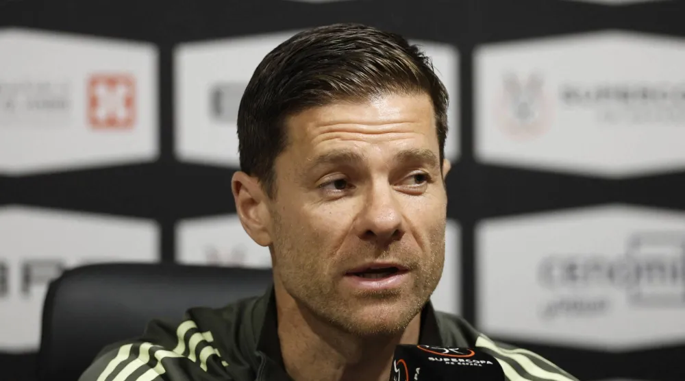 ألونسو مدرب الريال يتحدث خلال المؤتمر الصحافي (رويترز)