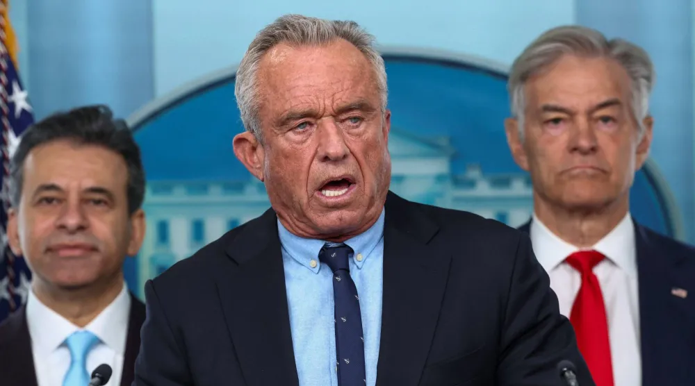 وزير الصحة الأميركي روبرت إف. كيندي الابن خلال إحاطة في البيت الأبيض اليوم (رويترز)