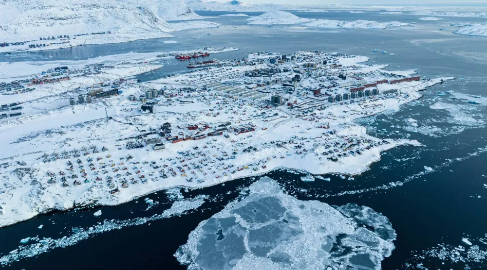 منازل مغطاة بالثلوج على ساحل مدينة نوك عاصمة غرينلاند 7 مارس 2025 (أ.ب)