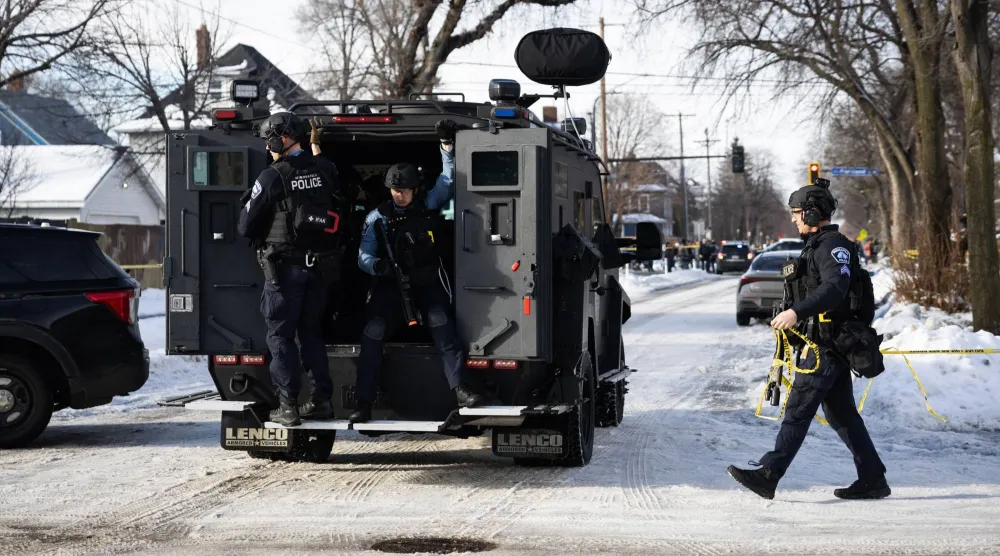 سيارة مدرعة تابعة للشرطة تصل إلى موقع إطلاق نار في مينيابوليس بالولايات المتحدة (أ.ب)
