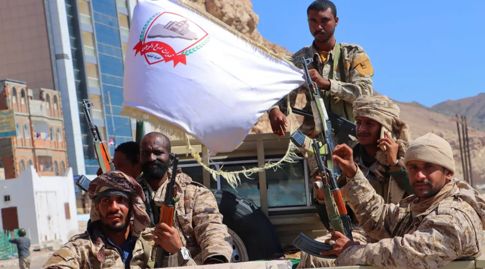 جنود يمنيون من قوات «درع الوطن» في مدينة المكلا كبرى مدن حضرموت (رويترز)