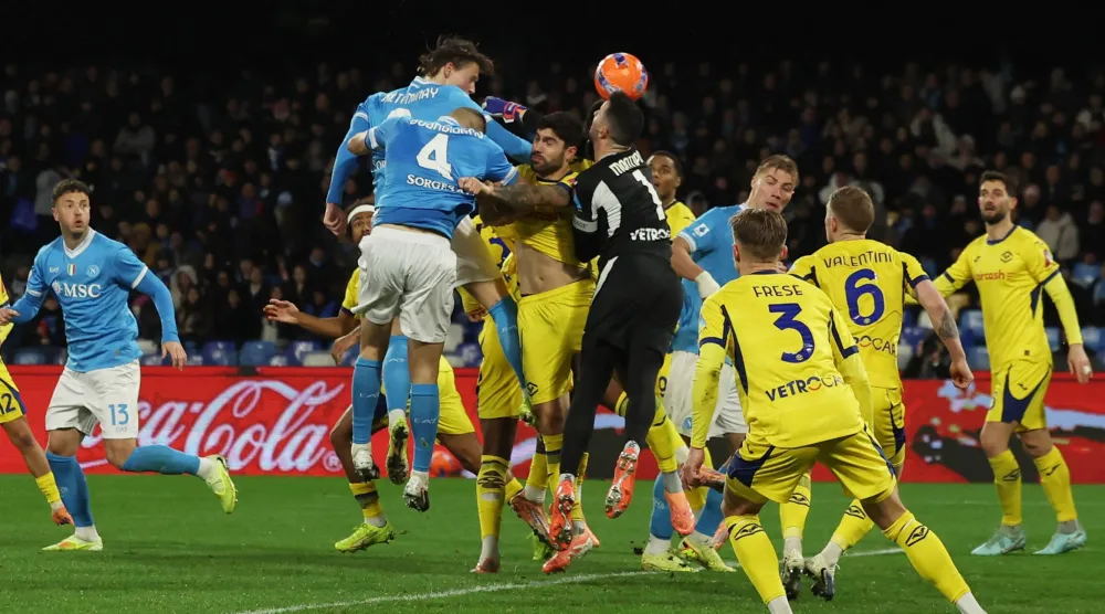 من المواجهة التي جمعت نابولي وفيرونا (رويترز)