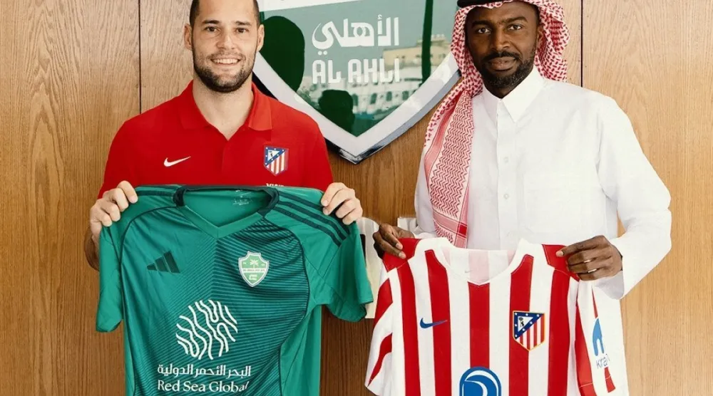 هوساوي وسواريز يتبادلان قمصان الناديين (موقع النادي)