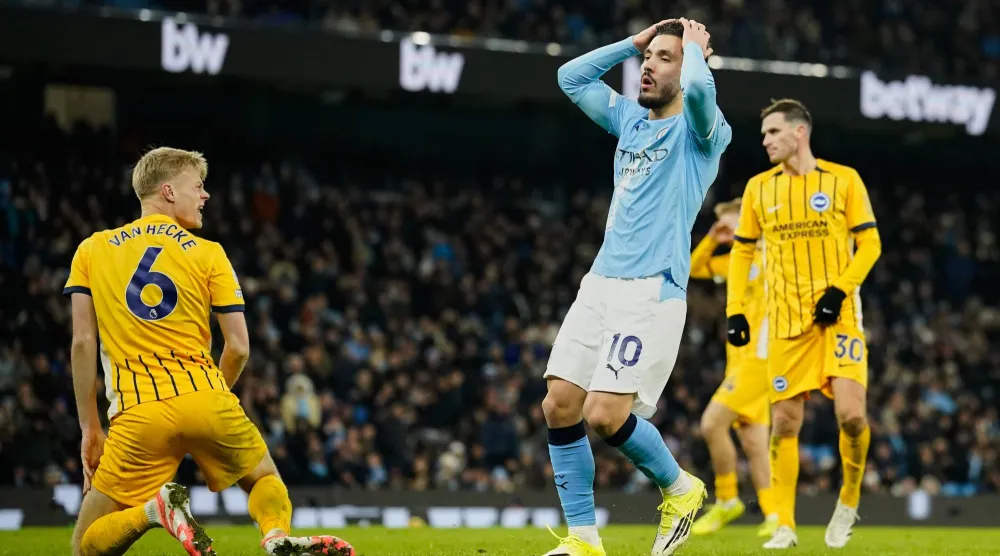 ريان شرقي لاعب مان سيتي يتحسر على إحدى الفرص أمام مرمى برايتون (أ.ف.ب)