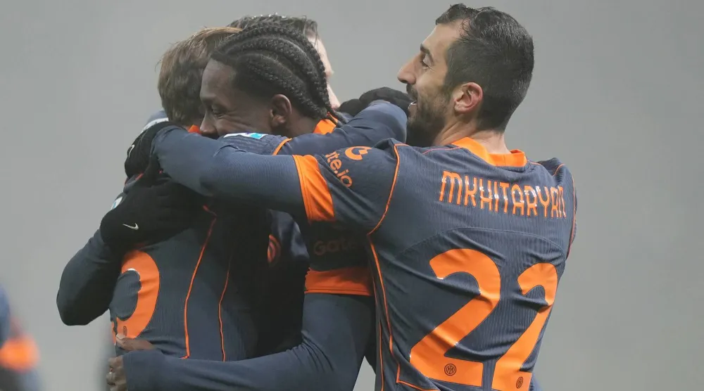 فرحة لاعبي الإنتر بالهدف الثاني (أ.ب)