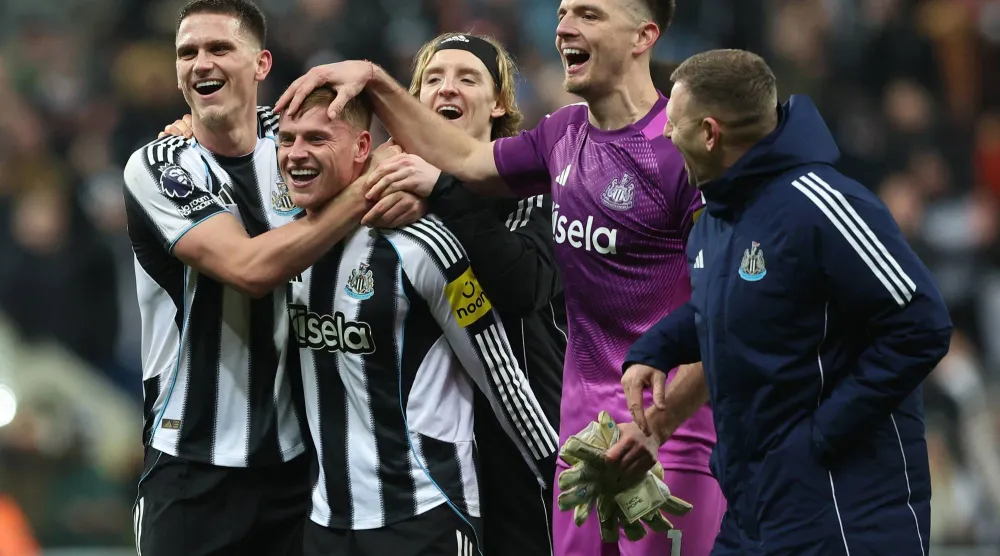 بارنيس لاعب نيوكاسل محتفلا مع زملاءه بعد الفوز المثير (رويترز)