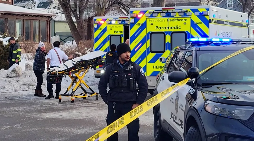  سيارة إسعاف تنقل امرأة تعرضت لإطلاق نار من قبل ضابط هجرة في مينيابوليس بولاية مينيسوتا الأميركية (رويترز)