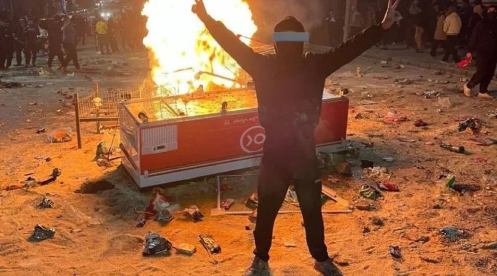 محتج في مدينة آبدانان التي شهدت أكبر المظاهرات الثلاثاء (تلغرام)