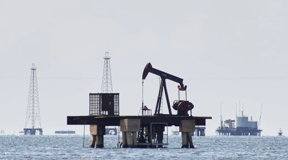 رافعة مضخة نفطية مهجورة في كابيمس، فنزويلا (أ.ب)