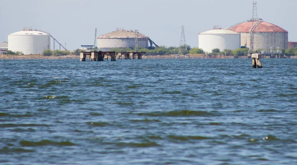 خزانات تخزين في منشآت نفطية تقع على بحيرة ماراكايبو في كابيمس بفنزويلا (أ.ب)