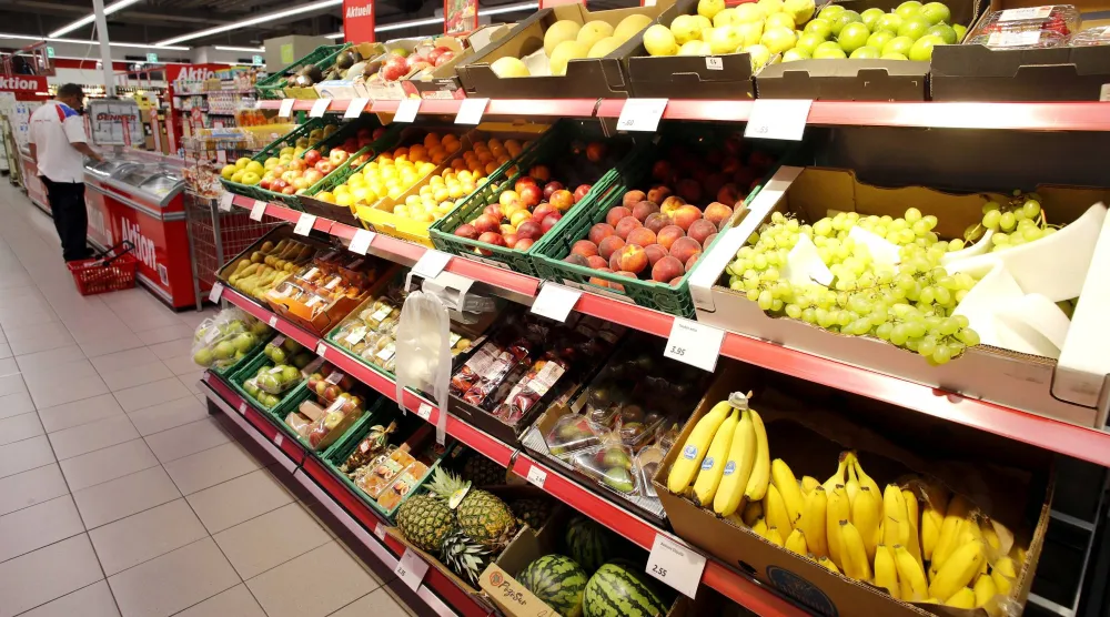عرض للفواكه في أحد متاجر سلسلة التجزئة السويسرية «دنر» (رويترز)