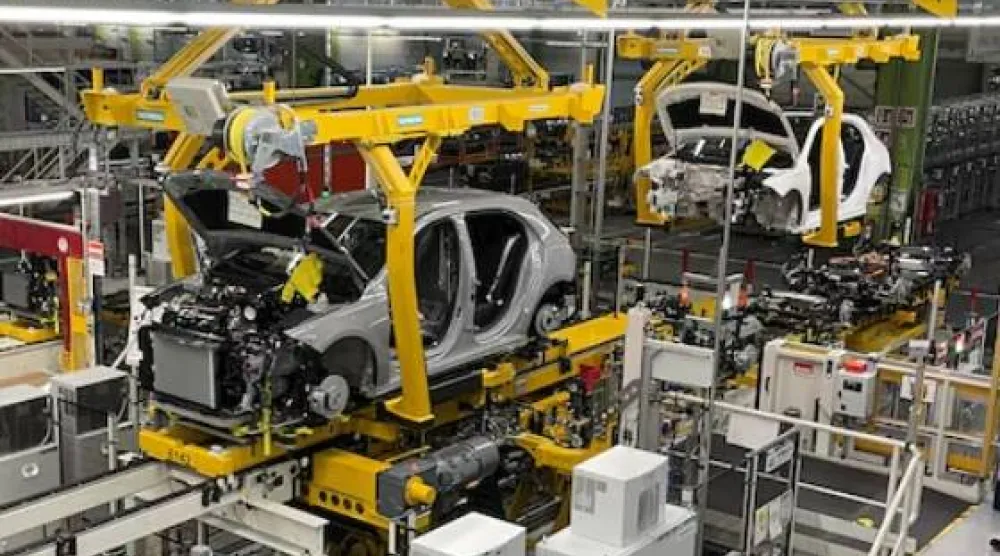 مشهد عام لخط إنتاج شركة صناعة السيارات الألمانية مرسيدس-بنز في مصنع بمدينة راستات (رويترز)