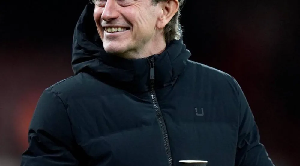 توماس فرانك وهو يحمل كوب آرسنال (فابريزو رومانو - إكس)