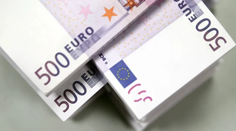 أوراق نقدية من اليورو (رويترز)