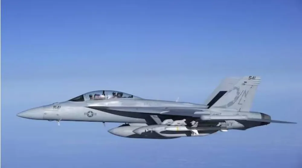 تحلّق طائرة حرب إلكترونية من طراز «غراولر» (رويترز)