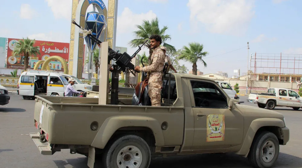 عربة عسكرية في عدن ضمن عملية تأمين المدينة من الفوضى التي تسبب بها «الانتقالي» (رويترز)