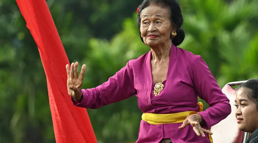 امرأة مسنة تؤدي رقصة تقليدية في بالي بإندونيسيا (أ.ف.ب)