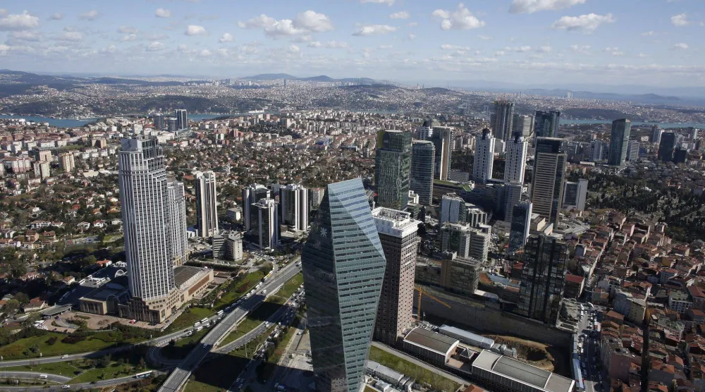 الحيّ المالي في مدينة إسطنبول (رويترز)