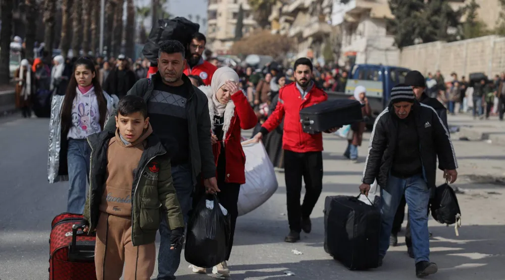 سكان من حيّي الشيخ مقصود والأشرفية يفرون بعد اندلاع اشتباكات يوم الثلاثاء بين «قسد» والجيش السوري (أ.ب)