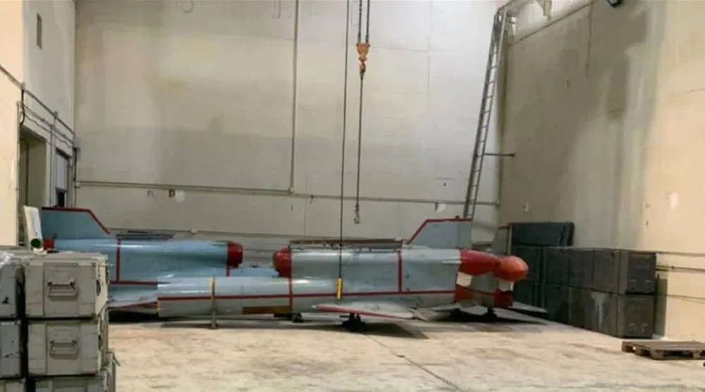 جانب من منشأة «حزب الله» وتبدو فيه مسيّرات سوفياتية ورافعة وصناديق ذخيرة (متداول)