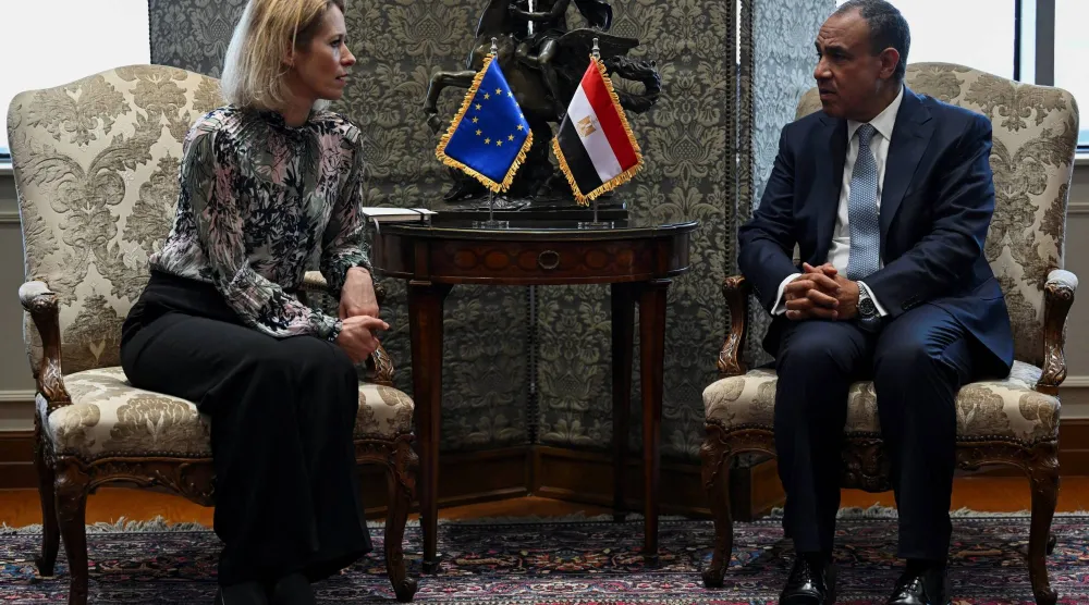 عبد العاطي مستقبلاً كالاس في القاهرة اليوم (رويترز)