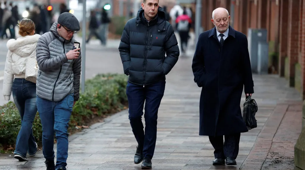 وصول حكم البريميرليغ ديفيد كوت إلى محكمة نوتنغهام للنطق بالحكم عليه في قضية تتعلق بصور غير لائقة (رويترز)