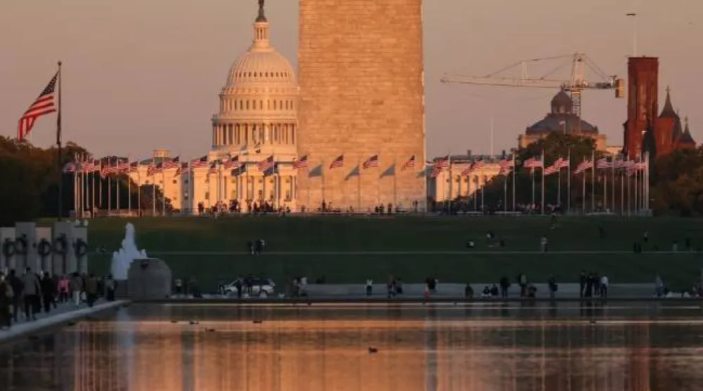 مبنى الكابيتول الأميركي ونصب واشنطن عند الغروب في واشنطن (رويترز)
