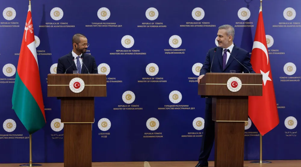 وزيرا الخارجية التركي هاكان فيدان والعماني بدر بن حمد البوسعيدي خلال مؤتمر صحافي في أنقرة الخميس (الخارجية التركية)