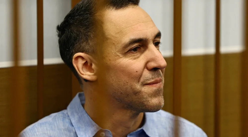 الباحث الفرنسي لوران فيناتييه المشتبه به في جمع معلومات عسكرية روسية حساسة بشكل غير قانوني داخل قاعة المحكمة قبل جلسة استماع في موسكو 14 أكتوبر 2024 (رويترز)