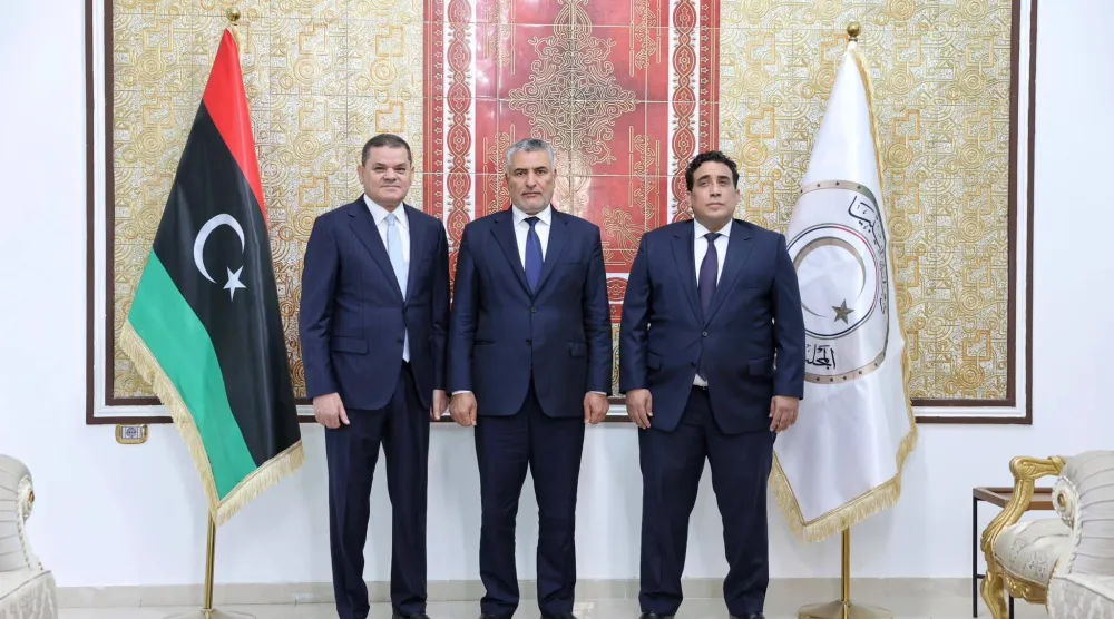 تكالة يتوسط المنفي (يسار) والدبيبة في لقاء سابق (المجلس الرئاسي الليبي)