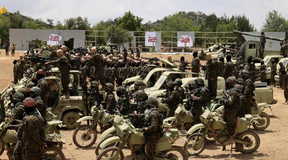 مقاتلون من «حزب الله» خلال استعراض عسكري في منطقة عرمتى بجنوب لبنان (أرشيفية - أ.ف.ب)