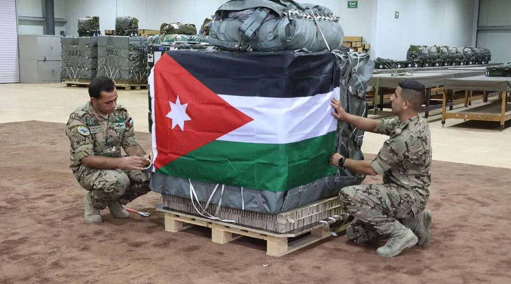 صورة أصدرها الجيش الأردني لمساعدات إنسانية يتم تجهيزها لإسقاطها جواً من طائرات عسكرية فوق قطاع غزة 2 سبتمبر (أ.ف.ب)