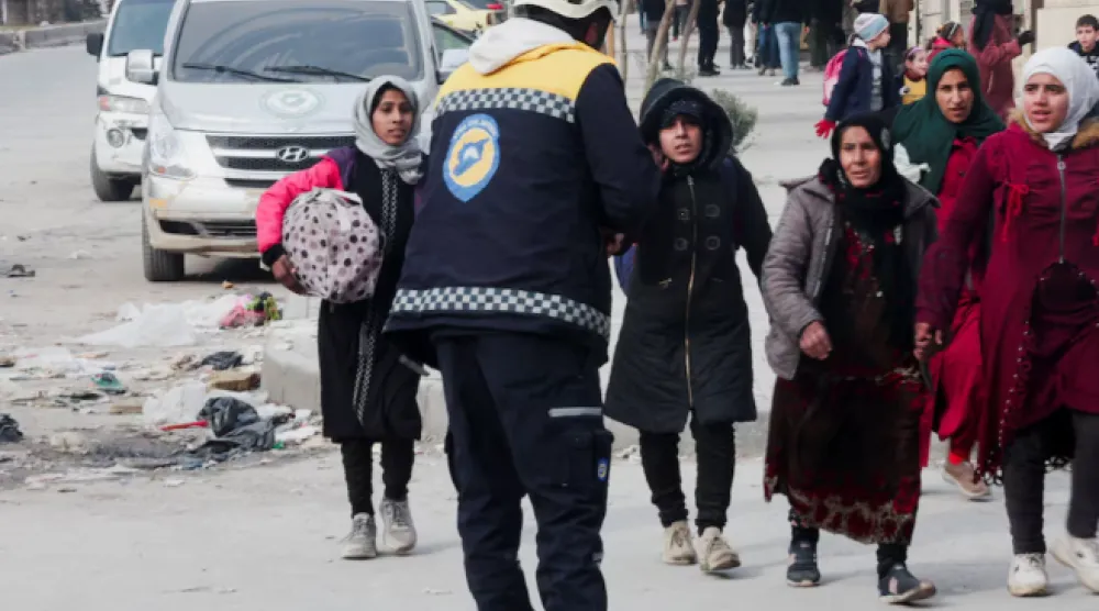Civilians carry their bags and belongings as they flee following renewed clashes between the Syrian army and the Syrian Democratic Forces, in Aleppo, Syria, January 8, 2026. REUTERS/Mahmoud Hassano 