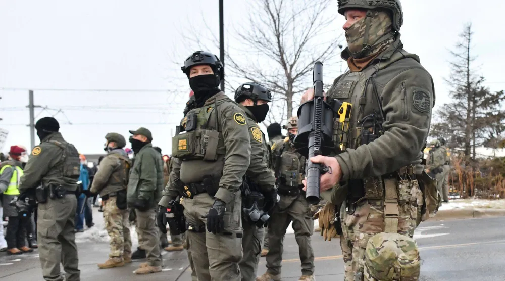 عناصر مسلحة من إدارة الهجرة والجمارك الأميركية (أ.ف.ب)