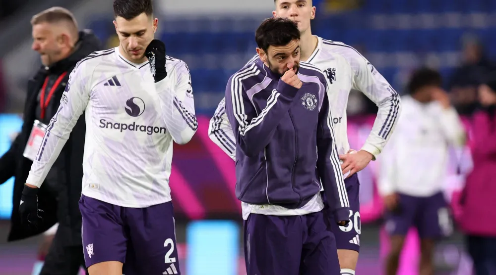 سيسكو يبدو محبطاً وإلى جانبه برونو فيرنانديز بعد التعادل الأخير أمام ليدز يونايتد (رويترز)