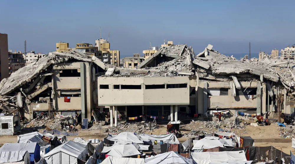 تظهر ملاجئ الفلسطينيين النازحين في حرم الجامعة الإسلامية المتضررة في مدينة غزة (أ.ف.ب)