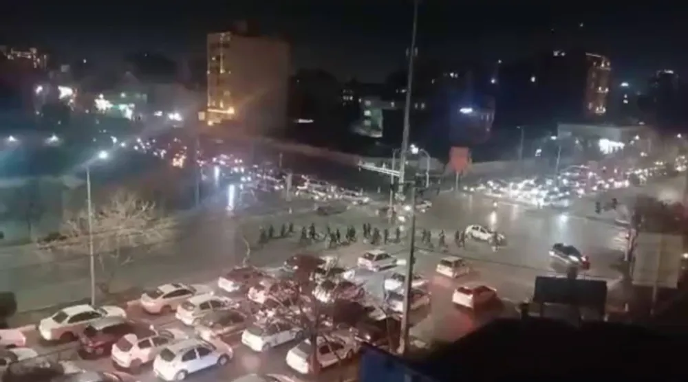 شرطة مكافحة الشغب تطارد محتجين في مشهد شمال شرقي إيران الخميس (تلغرام)