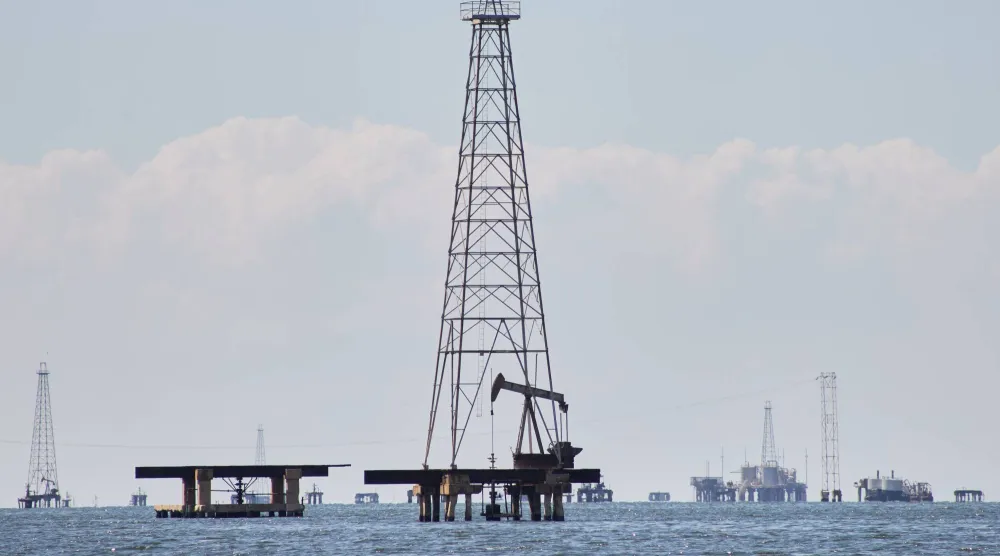 رافعات مضخات النفط تقف على بحيرة ماراكايبو في كابيمس بفنزويلا (أ.ب)