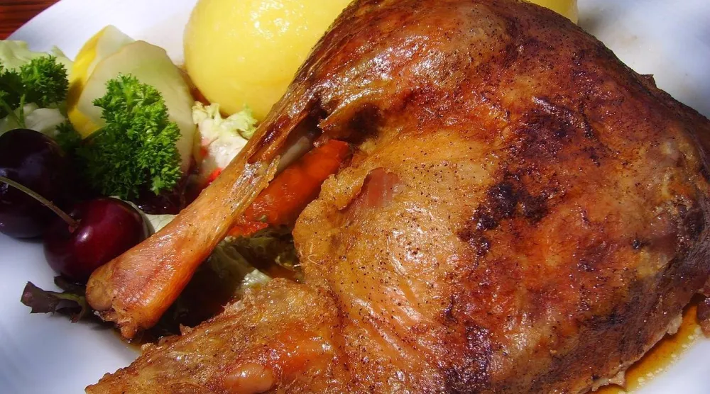 الدواجن الخالية من الدهون مثل صدور الدجاج تُعد خياراً جيداً لخفض الكوليسترول إذا أُزيل الجلد وطُهيت بطرق صحية (بيكسباي)